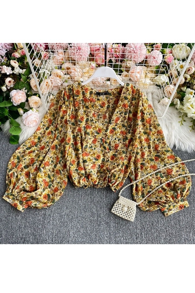 Lillemustri ja laiade varrukatega naiste moodne särk