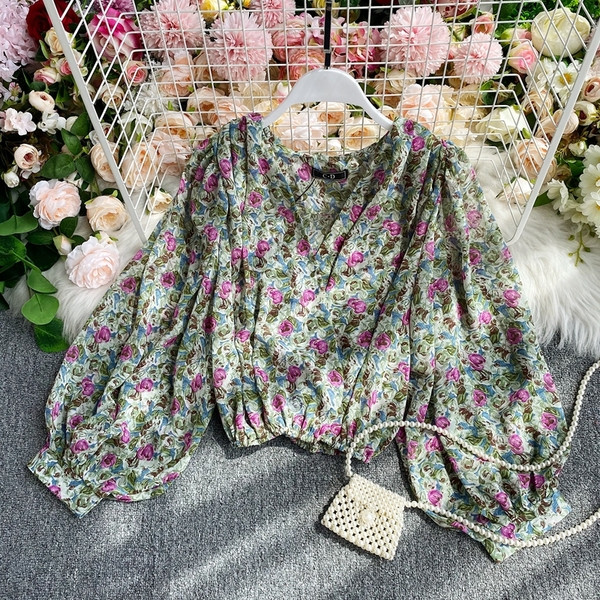 Lillemustri ja laiade varrukatega naiste moodne särk