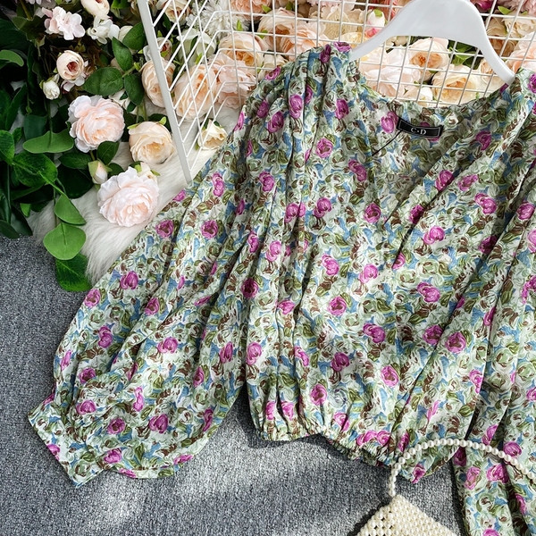 Lillemustri ja laiade varrukatega naiste moodne särk