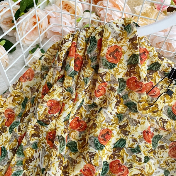 Lillemustri ja laiade varrukatega naiste moodne särk