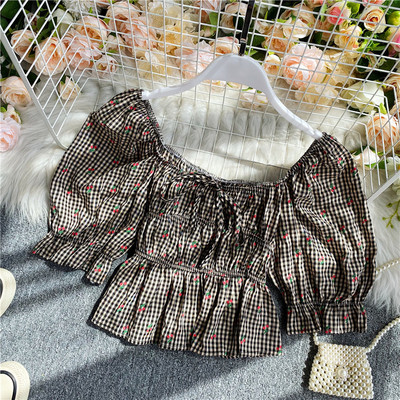 Moodne lipsude ja ovaalse kaelusega T-särk