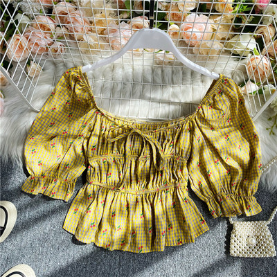 Moodne lipsude ja ovaalse kaelusega T-särk