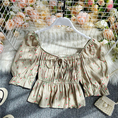 Moodne lipsude ja ovaalse kaelusega T-särk