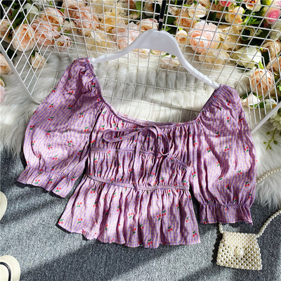 Moodne lipsude ja ovaalse kaelusega T-särk