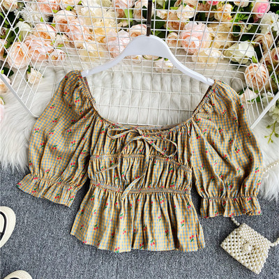 Moodne lipsude ja ovaalse kaelusega T-särk