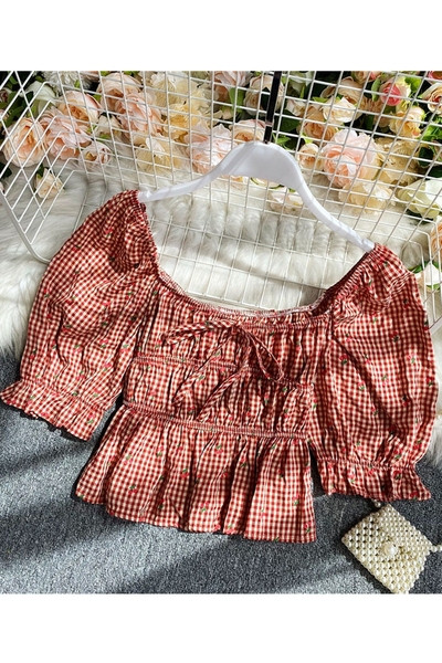 Moodne lipsude ja ovaalse kaelusega T-särk