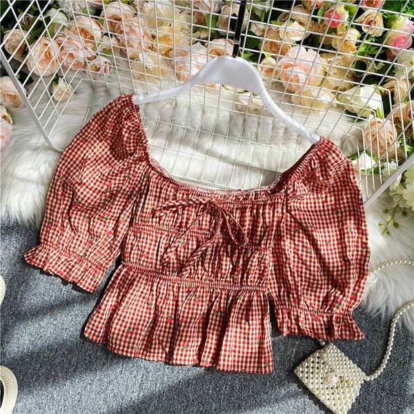 Moodne lipsude ja ovaalse kaelusega T-särk