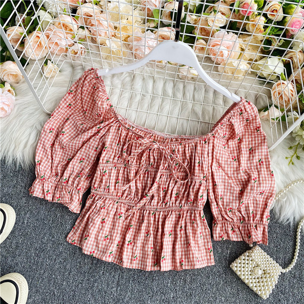 Moodne lipsude ja ovaalse kaelusega T-särk