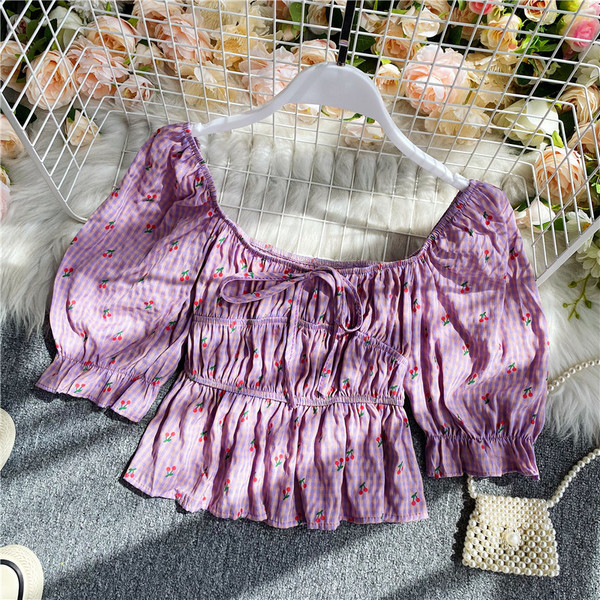 Moodne lipsude ja ovaalse kaelusega T-särk