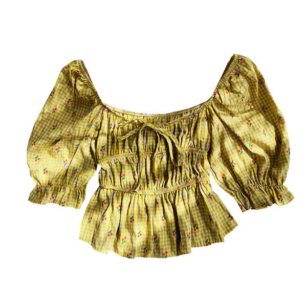 Moodne lipsude ja ovaalse kaelusega T-särk