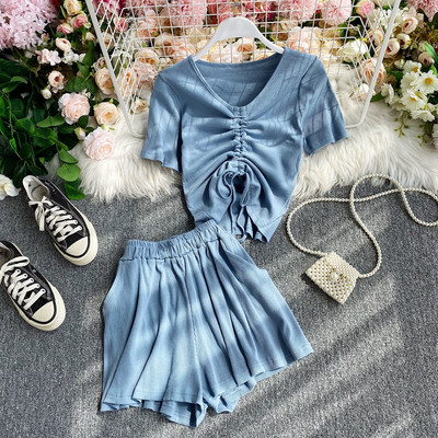 Μοντέρνο γυναικείο σετ σορτς και μπλούζα