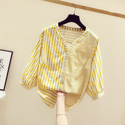 Csíkos női ing ovális nyakkivágással és gombokkal