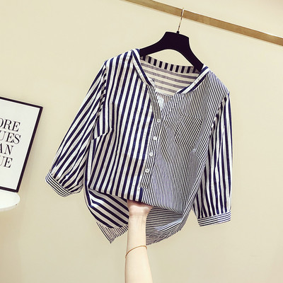 Csíkos női ing ovális nyakkivágással és gombokkal