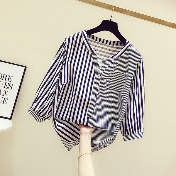 Csíkos női ing ovális nyakkivágással és gombokkal