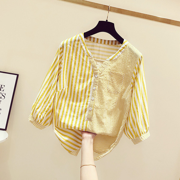 Csíkos női ing ovális nyakkivágással és gombokkal