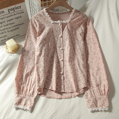 Női ing szögletes nyakkivágással és virágmotívumokkal