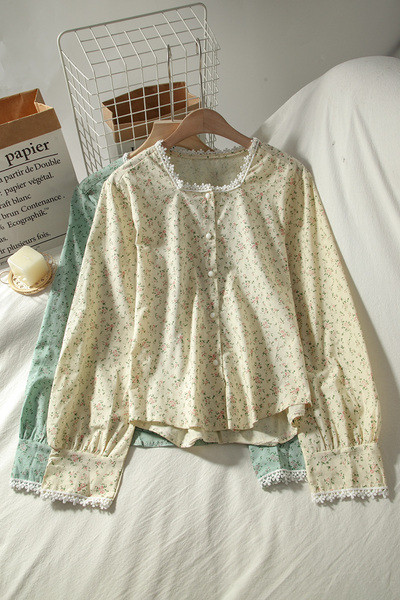 Női ing szögletes nyakkivágással és virágmotívumokkal