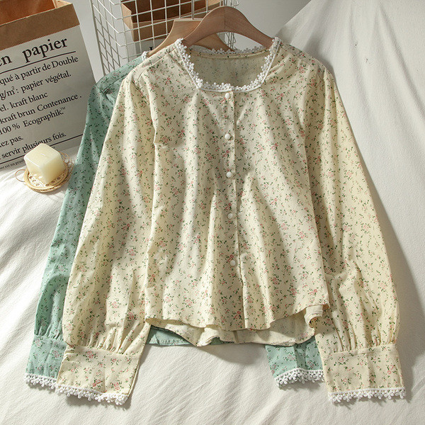 Női ing szögletes nyakkivágással és virágmotívumokkal