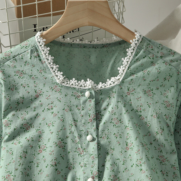 Női ing szögletes nyakkivágással és virágmotívumokkal