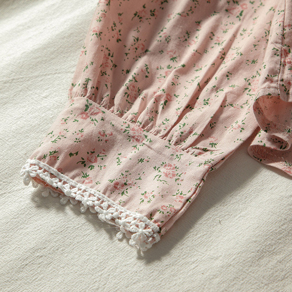 Női ing szögletes nyakkivágással és virágmotívumokkal