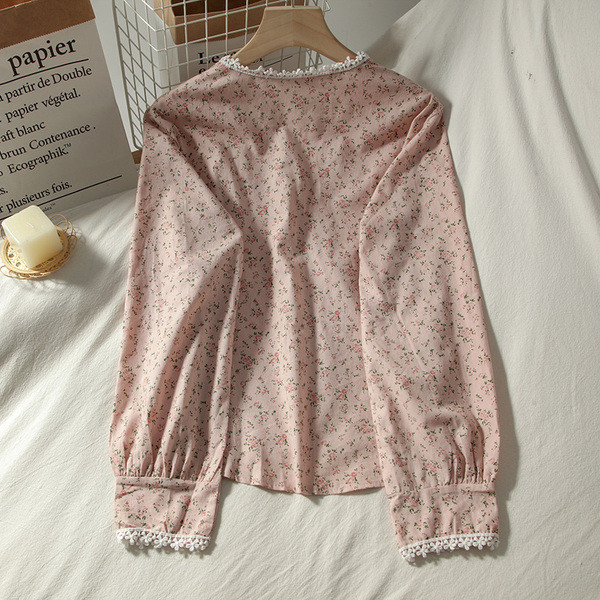 Női ing szögletes nyakkivágással és virágmotívumokkal