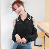 Modern női ing csupasz vállakkal, fekete gyöngyökkel