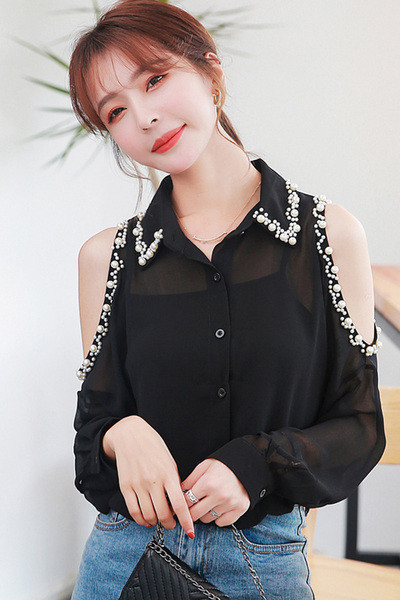 Modern női ing csupasz vállakkal, fekete gyöngyökkel