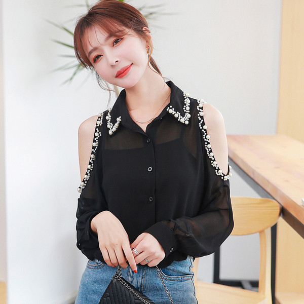 Modern női ing csupasz vállakkal, fekete gyöngyökkel