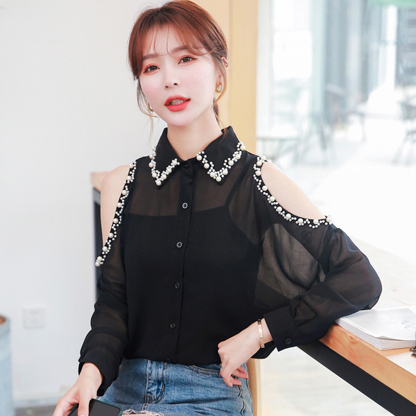Modern női ing csupasz vállakkal, fekete gyöngyökkel