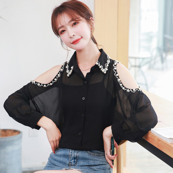Modern női ing csupasz vállakkal, fekete gyöngyökkel