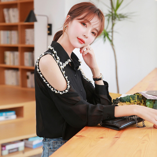 Modern női ing csupasz vállakkal, fekete gyöngyökkel