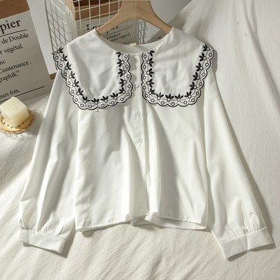 Alkalmi női ing hímzéssel és ovális nyakkivágással