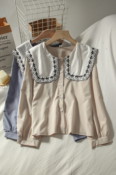 Alkalmi női ing hímzéssel és ovális nyakkivágással