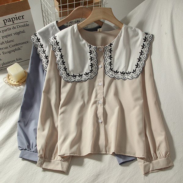 Alkalmi női ing hímzéssel és ovális nyakkivágással