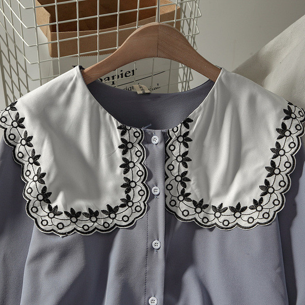 Alkalmi női ing hímzéssel és ovális nyakkivágással