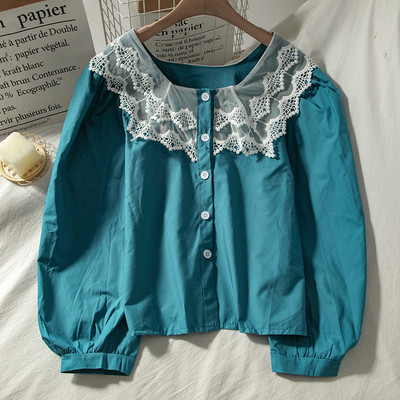 Jauna modeļa sieviešu krekls ar mežģīnēm un platām piedurknēm