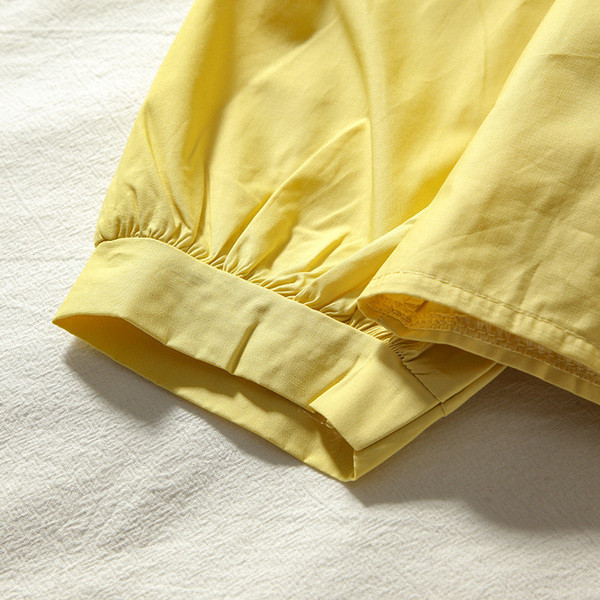 Jauna modeļa sieviešu krekls ar mežģīnēm un platām piedurknēm