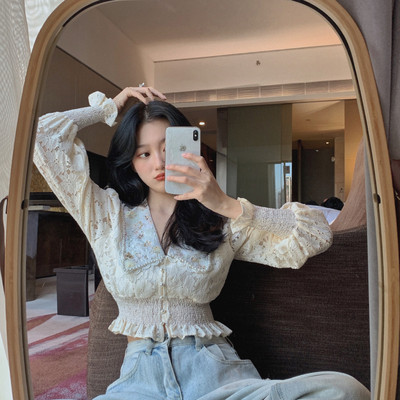 Κομψό δαντελωτό γυναικείο πουκάμισο με φαρδιά μανίκια και κλασικό κολάρο