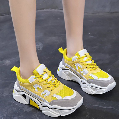 Γυναικεία αθλητικά παπούτσια με κορδόνια σε κίτρινο και λευκό χρώμα