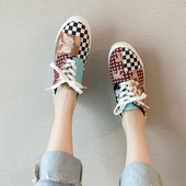 Värvilised lamedate taldade ja paeltega naiste tossud