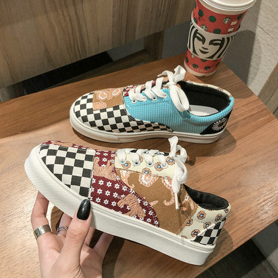 Värvilised lamedate taldade ja paeltega naiste tossud