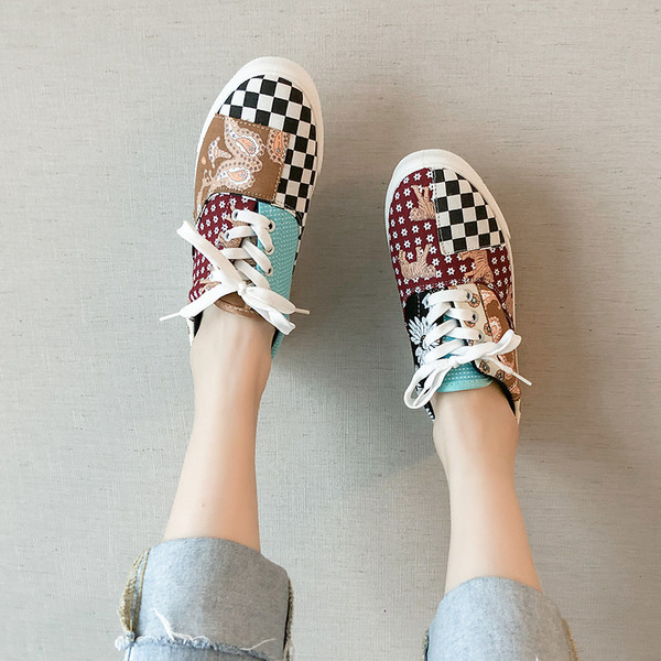 Värvilised lamedate taldade ja paeltega naiste tossud