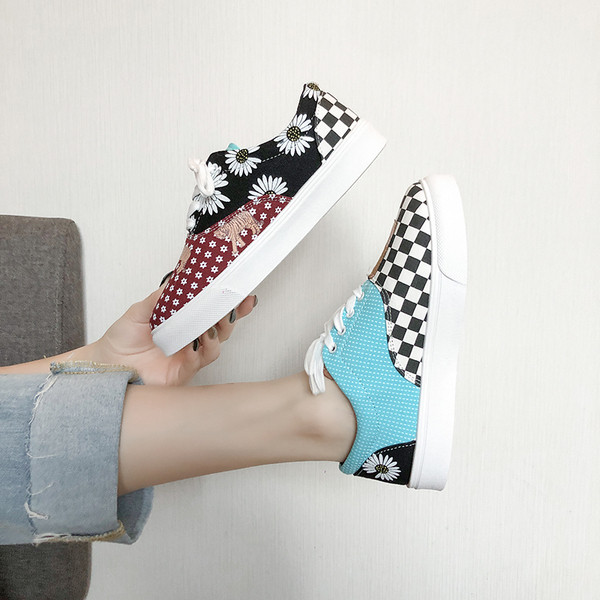 Värvilised lamedate taldade ja paeltega naiste tossud