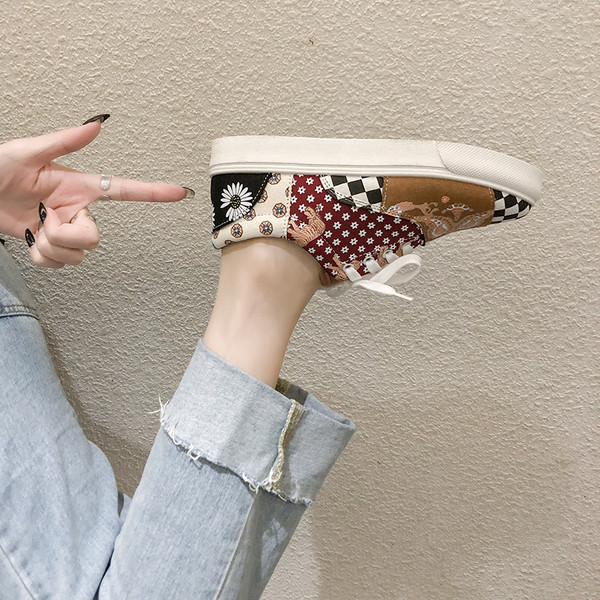 Värvilised lamedate taldade ja paeltega naiste tossud