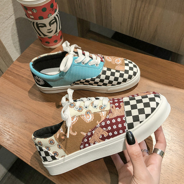 Värvilised lamedate taldade ja paeltega naiste tossud