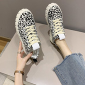 Γυναικεία αθλητικά παπούτσια με κορδόνια και επίπεδη σόλα σε λευκό χρώμα