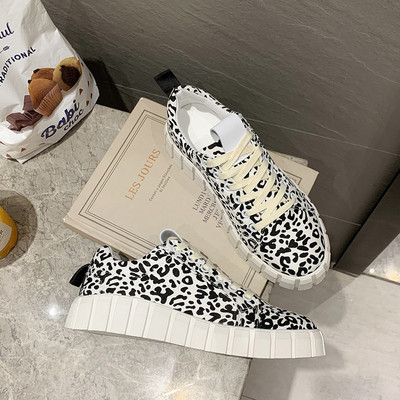 Γυναικεία αθλητικά παπούτσια με κορδόνια και επίπεδη σόλα σε λευκό χρώμα