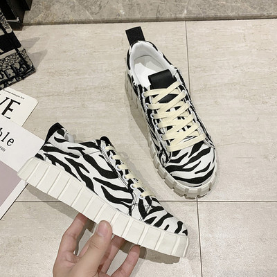 Γυναικεία αθλητικά παπούτσια με κορδόνια και επίπεδη σόλα σε λευκό χρώμα