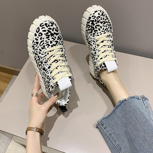 Γυναικεία αθλητικά παπούτσια με κορδόνια και επίπεδη σόλα σε λευκό χρώμα