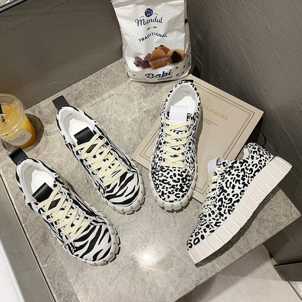 Γυναικεία αθλητικά παπούτσια με κορδόνια και επίπεδη σόλα σε λευκό χρώμα